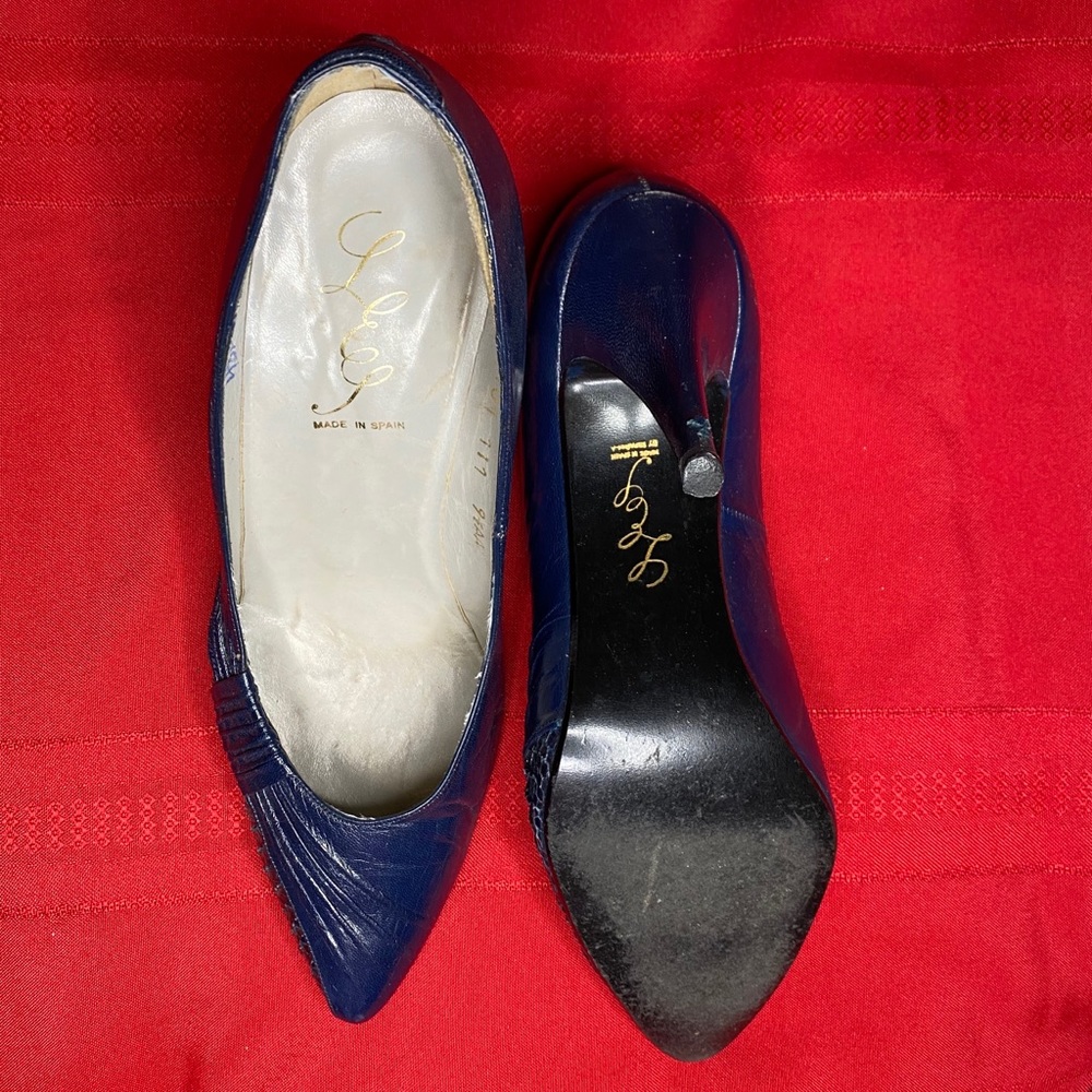 Navy heels
